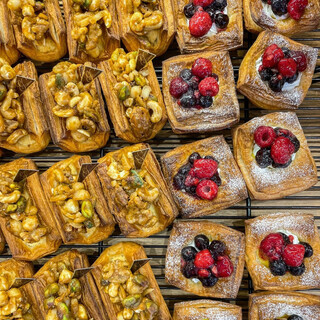 オリジナリティ溢れるパンを80〜90種類焼きたてでご用意☆