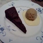 ビストロ ラ ベルポルト - 私のチョコレートケーキとキャラメルアイスクリーム