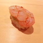 すし 豊倉 - 甘海老の昆布〆！
      昆布が主張せず
      甘海老の甘さが引きたち
      ます(￣▽￣)