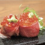 Meat roll salmon roe (2 pieces)