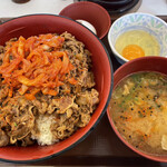 すき家 - キムチ牛丼（メガ盛）1000円　とん汁たまごセット　220円