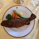 メインダイニングルーム - 金谷ホテルの伝統料理、ニジマスのソテー