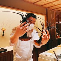味あら井 - さあ、この活きてる伊勢海老をこれから料理しますね