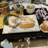 天空の庭　星のなる木 - 八寸
                    一、須崎じゃこと虎杖の油炒め
                    二、車海老もずく酢
                    三、菜の花、小蕪、大徳寺麩和え
                    四、博多地鶏と蕗の薹の八幡巻き
                    五、トウゴロウ鰯
                    六、あん肝最中
                    七、淡路ボラ子使用　唐墨大根