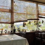 喰い物屋 KOTETSU - 窓の向こうは駐車場です