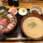 いちえ - 海鮮丼デラックス 味噌汁を粕汁に変更+50円