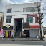 塩たいおう - こちらのビルの一階階段横の店舗です