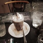 セイナカフェ - エスプレッソグラッセと水