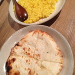 カッチャル バッチャル - 手前はチーズクルッチャ（チーズナン）絶品！です。奥はライス。