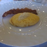 ザ・フジヤ - 卵料理（チーズオムレツ）とサイド（ベーコン）