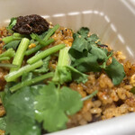 さいとう食堂 - 【麻辣炒飯】しびれる辛い炒飯に、甘みもあるさいとう食堂特製ラー油と合わせて！パクチーとの相性◎！