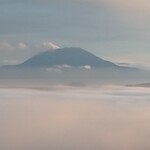 旅行人山荘 - ホテルから見えた桜島。桜島左に開聞岳の頂上も見えて‥。