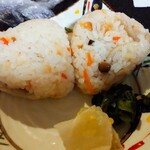 旅行人山荘 - おにぎりにしてくれたシメジご飯