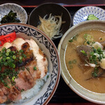 炭火焼鳥　母家 - 「焼鳥丼 豚汁付き」！塩味の鶏肉、豚汁など美味三昧です。