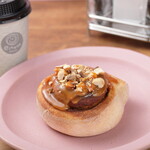 BAKERY CINANO - キャラメルナッツシナモンロール