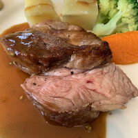 ブラッスリーオザミ 東京スカイツリータウン･ソラマチ店 - オザミといえば！!吉田豚肩ロース肉のロースト　季節の野菜添え