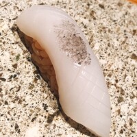 鮨 みつよし - 淡路の墨烏賊です。薬味は竹炭