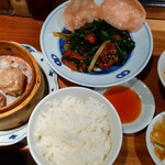 新潟 三宝亭 東京ラボ - レバニラ炒めXO醤ソース 660円、夜の定食 1品＋460円(新潟米、スープ、焼売2個、ザーサイ付き)