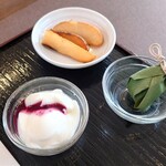 アンテナショップ わのうち カフェレスト ほっぺ - ヨーグルト、フライドポテト、笹団子