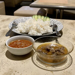 トゥゲチン - 羊肉の煮込み料理。ライスとソースみたいなのがセット