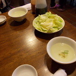 Iku Don - おかわり無料のキャベツとスープ。スープは良い味出してます。