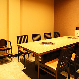 请在日式现代风格的安静空间内，悠闲地享受美食。