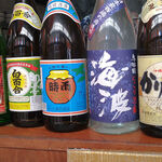 Hoshinohama Shokudou - カウンター席には多数の泡盛の瓶が鎮座しています。