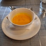 ヴィーテ - 人参と押し麦のスープに、オリーブオイルをたらしてあります。