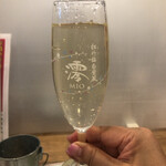 Haneage - 私って炭酸が好きみたい　見てるだけで癒される　グラスはスパークリング日本酒の澪だね