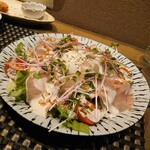 Izakaya Katsugiya - 生ハムと温泉卵のサラダ