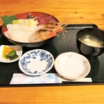 みなと食堂 - お味噌汁とお漬物も一緒に