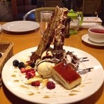 Anton's Cafe  - ワッフルパフェ890円。20センチくらいある〜！