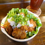 HANSHARO BEER STAND - 鶏の唐揚げネギ塩ポン和え（￥600）。衣にビールを加えることで、サクサクの衣に仕上がっている