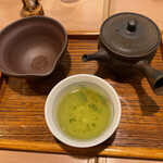 茶々屋南山園 - 急須でいただけるので、備え付けのお湯のポットでおかわりできます。