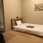 コンセプトホテル和休 - 琉球畳にローベッド