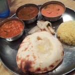 グルガオン - グルガオンスペシャルは、3種類のカレーにイエローライス。そして別料金でチーズクルチャ