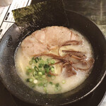 博多虎次郎 - 博多ラーメン　748円