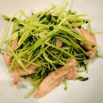 せせりと豆苗の塩ニンニク炒め