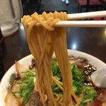 新福菜館 - 麺リフトアップ