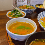 月と亀 - 感覚的にはばあちゃん家で味噌汁を啜ってるような野菜カレー。