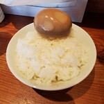 佐野らーめん 麺屋 翔稀 - 半ライス150円、玉たま