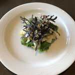 パストジータ - 前菜　赤海老と貝の表面をサッと焼いたものとウドのソース