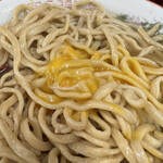 ラーメン二郎 - ココを一気に啜り上げる。笑える旨さ！