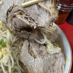 ラーメン二郎 - デカバラ豚ちゃん、柔らかで肉質も良い！