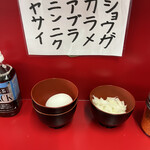 ラーメン二郎 - 卵の殻入れを付けてくれるの、優しい！