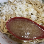 ラーメン二郎 - 初め非乳化、後に微乳化するぷーすー