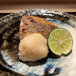 車力門 おの澤 - 真魚鰹の、上がお腹側で下が背中側。