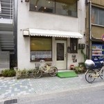 ミヤ - 2013.02 栄のど真ん中の１軒屋です。テーブル席３つの小さな喫茶店ですが２階席もあるようです。