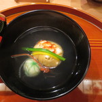 恵比寿　くろいわ - あん肝と海老の手まりじたてと手毬麩のお吸い物。雑身のないお出汁が素晴らしい。