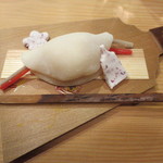 恵比寿　くろいわ - 今回は奥様の手によるはなびら餅です。